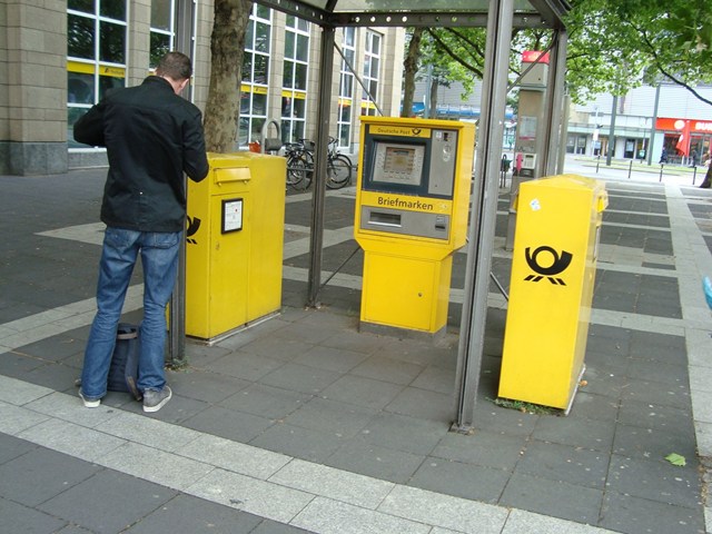 切手の自動販売機と、ポスト。ホルンのマークはドイツポストのマーク。日本のポストは赤ですが、ドイツのポストは黄色です。